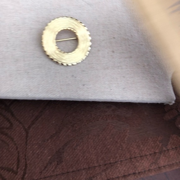 Vintage Mini Circle Brooch - Picture 3 of 3